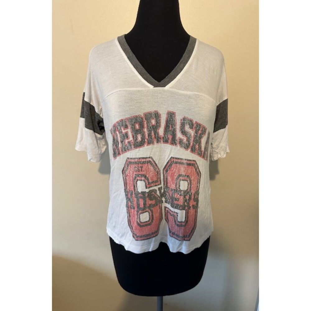 Vintage Distressed Nebraska Huskers 69 Graphic V-Neck Tee   8648  Small/Medium